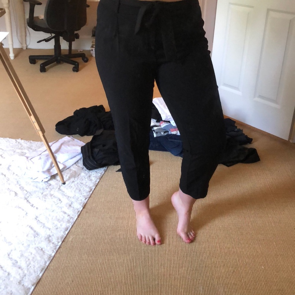 Black cropped trousers.